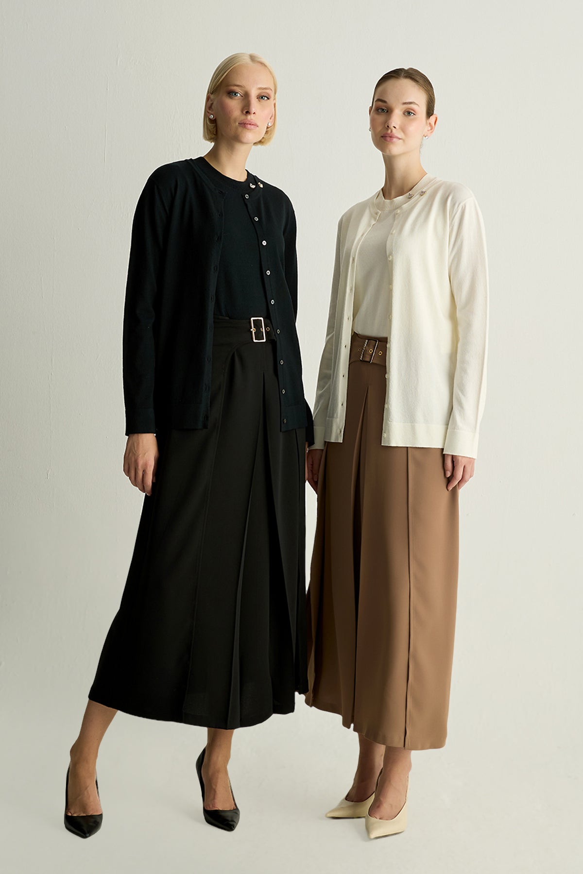 LİEN KUĞU DETAYLI DÜĞMELİ TRİKO HIRKA